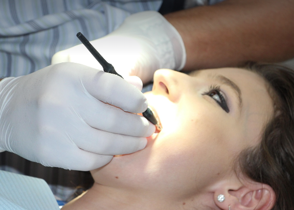 Paciente con tratamiento de funda dental fija