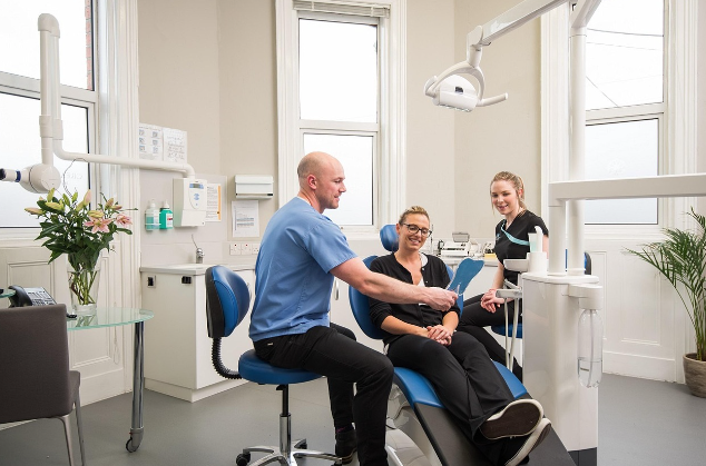 Dentista especialista en fundas dentales fijas Valencia