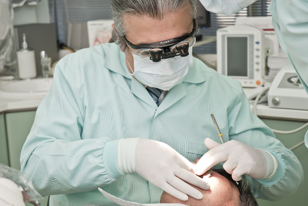dentista colocando fundas dentales