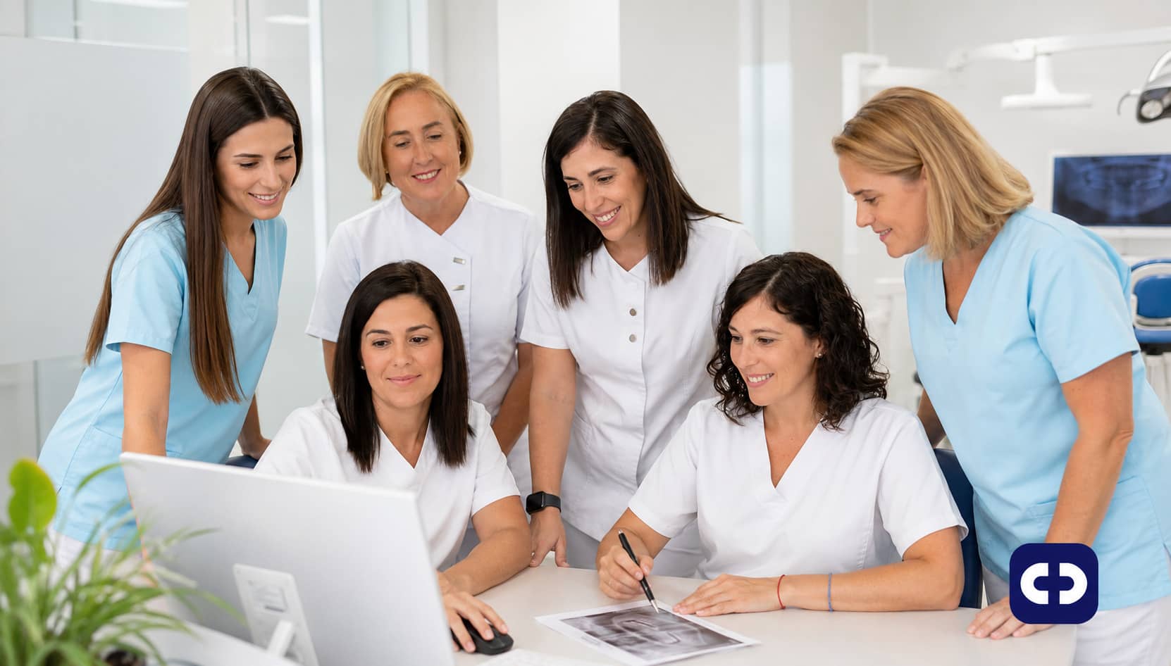 Equipo de Clínica Cedes reunido trabajando para ofrecer una atención dental profesional y personalizada a sus pacientes.